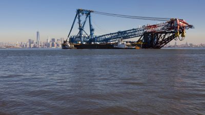 חברת הקונגרס אליס סטפניק: "רוב אזרחי ארה"ב יהיו המומים לגלות שהחוק בארה"ב אינו אוסר כבר כיום על צבא סין הקומוניסטית לקבל חוזי הובלה הקשורים לפרויקטים ביטחוניים אמריקניים"