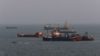 ארה"ב בתנועת מלקחיים קטלנית – לחץ כלכלי וצבאי לצד "דלת פתוחה"